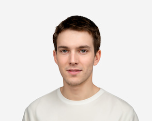 مصمم واجهات وتجربة مستخدم أول دانيال ب.